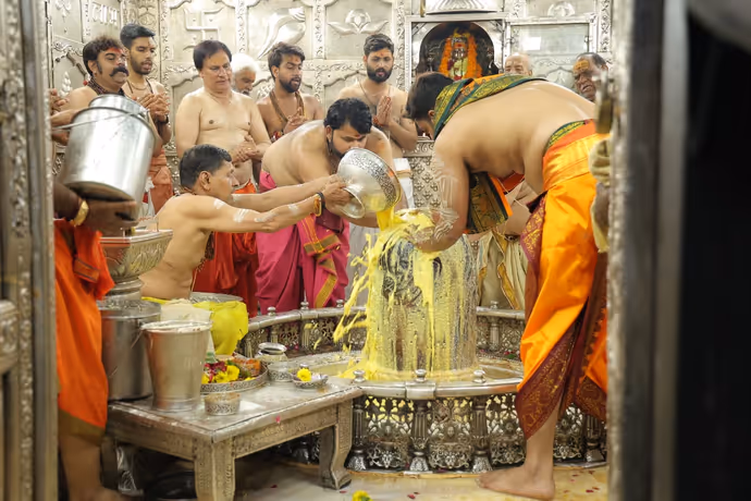 सावन के पहले सोमवार पर बाबा महाकाल का दिव्य श्रृंगार, 10 तस्वीरों में करें दर्शन