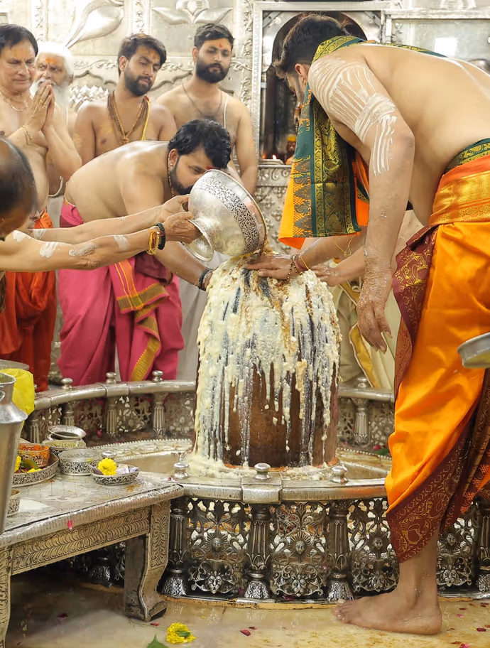 सावन के पहले सोमवार पर बाबा महाकाल का दिव्य श्रृंगार, 10 तस्वीरों में करें दर्शन