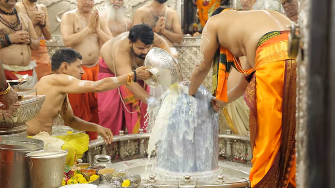 सावन के पहले सोमवार पर बाबा महाकाल का दिव्य श्रृंगार, 10 तस्वीरों में करें दर्शन