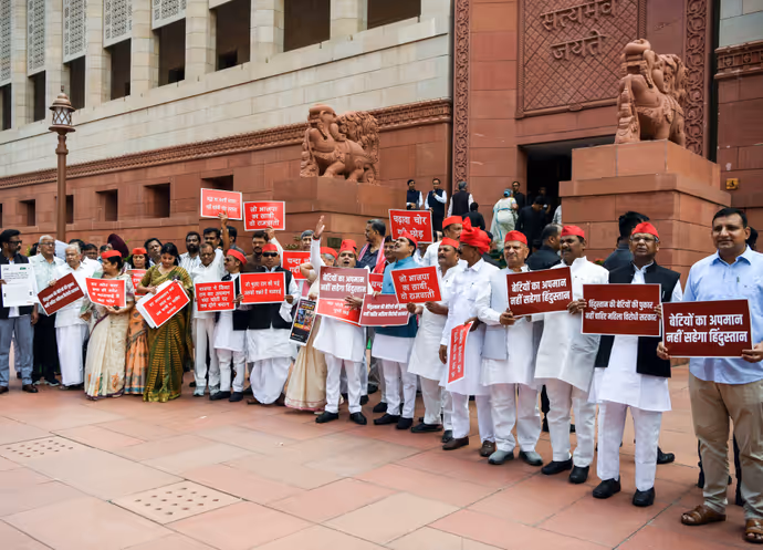 जया बच्चन से डिंपल यादव तक, 8 PHOTO में 'चंदा चोरी प्रोटेस्ट' को लेकर विपक्ष का हंगामा