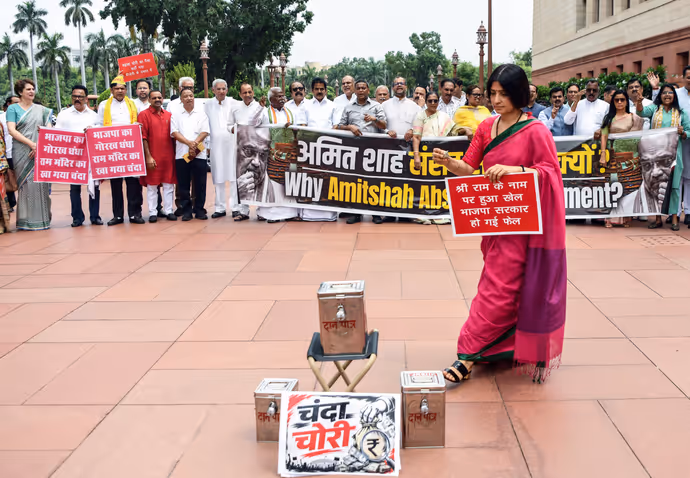 जया बच्चन से डिंपल यादव तक, 8 PHOTO में 'चंदा चोरी प्रोटेस्ट' को लेकर विपक्ष का हंगामा
