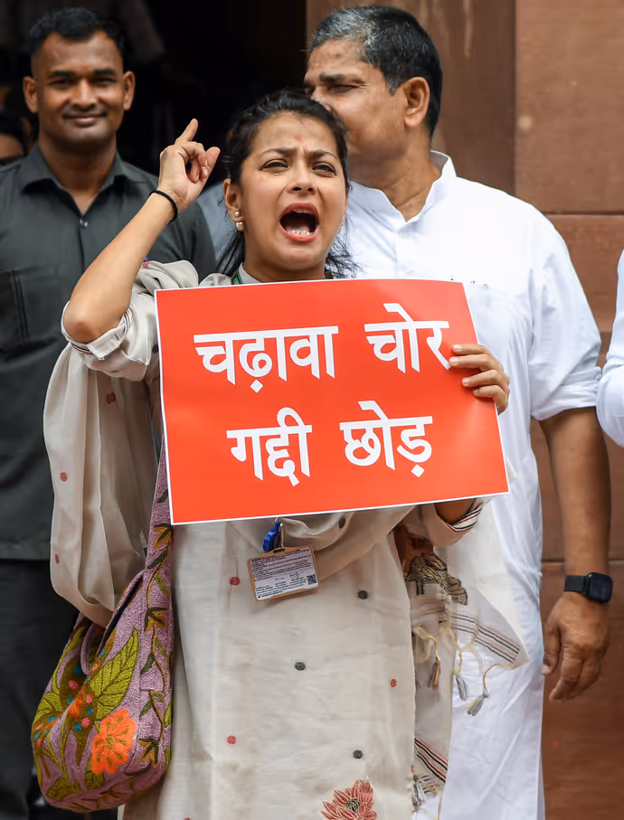 जया बच्चन से डिंपल यादव तक, 8 PHOTO में 'चंदा चोरी प्रोटेस्ट' को लेकर विपक्ष का हंगामा