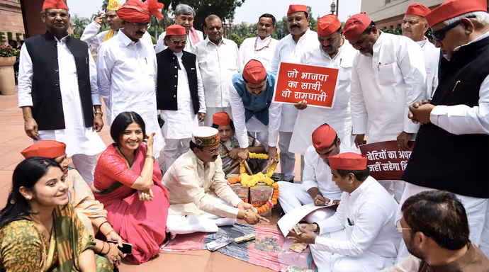 जया बच्चन से डिंपल यादव तक, 8 PHOTO में 'चंदा चोरी प्रोटेस्ट' को लेकर विपक्ष का हंगामा