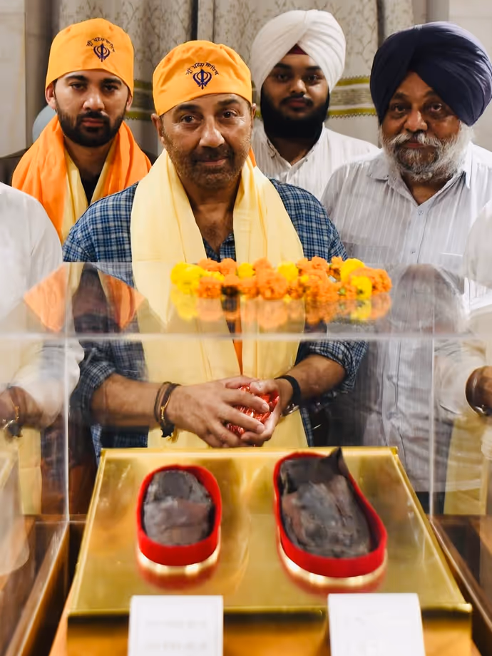 'बंटवारा 1947' रिलीज से पहले सनी देओल ने बेटे संग पटना साहिब में टेका मत्था, देखें 13 PHOTO