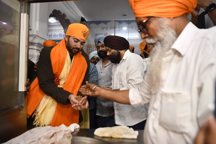 'बंटवारा 1947' रिलीज से पहले सनी देओल ने बेटे संग पटना साहिब में टेका मत्था, देखें 13 PHOTO