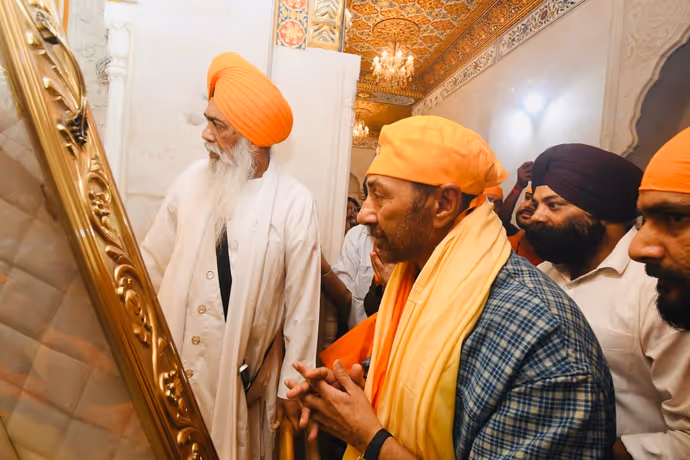 'बंटवारा 1947' रिलीज से पहले सनी देओल ने बेटे संग पटना साहिब में टेका मत्था, देखें 13 PHOTO