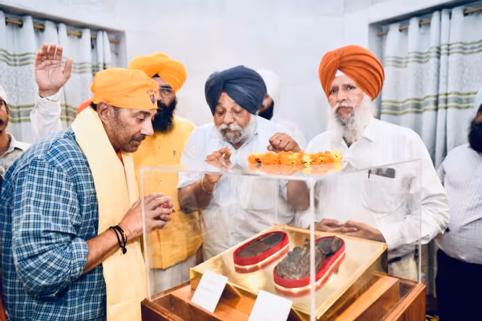 'बंटवारा 1947' रिलीज से पहले सनी देओल ने बेटे संग पटना साहिब में टेका मत्था, देखें 13 PHOTO