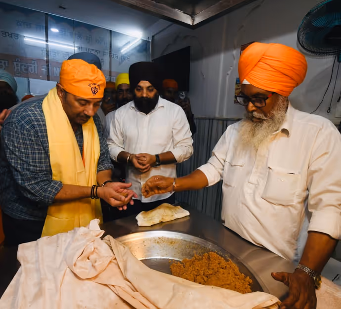 'बंटवारा 1947' रिलीज से पहले सनी देओल ने बेटे संग पटना साहिब में टेका मत्था, देखें 13 PHOTO