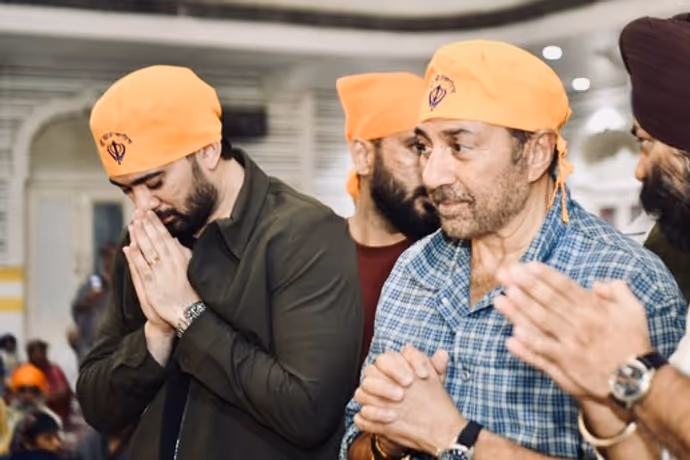 'बंटवारा 1947' रिलीज से पहले सनी देओल ने बेटे संग पटना साहिब में टेका मत्था, देखें 13 PHOTO