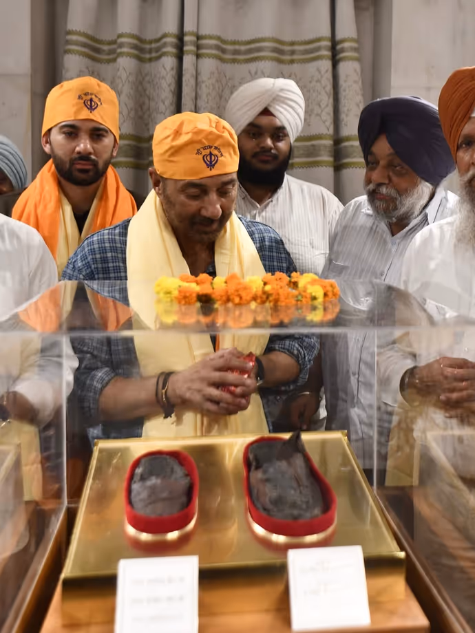 'बंटवारा 1947' रिलीज से पहले सनी देओल ने बेटे संग पटना साहिब में टेका मत्था, देखें 13 PHOTO