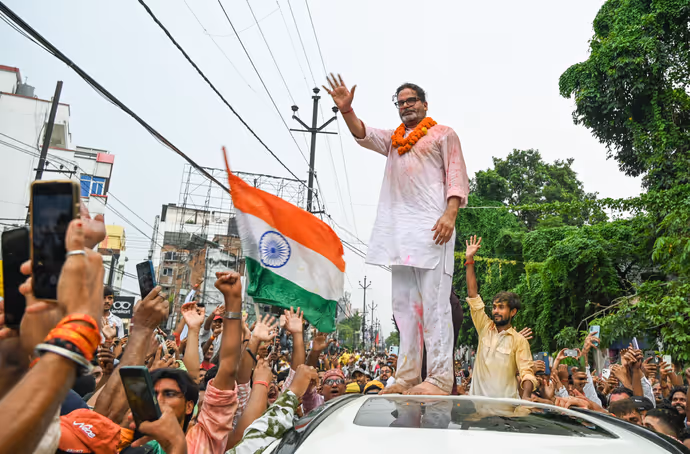 Bankipur: जीत के बाद प्रशांत किशोर ने यूं मनाया जश्न, पत्नी ने बांटी मिठाई, 8 तस्वीरों में जनसुराज की जीत का जश्न