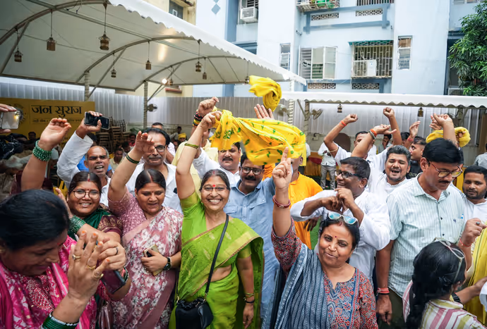 Bankipur: जीत के बाद प्रशांत किशोर ने यूं मनाया जश्न, पत्नी ने बांटी मिठाई, 8 तस्वीरों में जनसुराज की जीत का जश्न