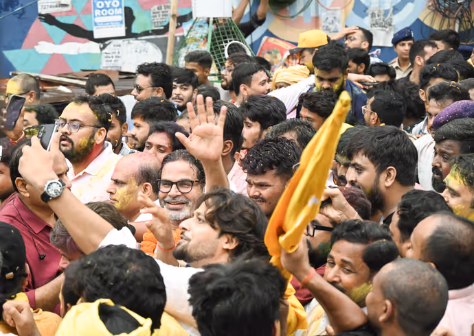 Bankipur: जीत के बाद प्रशांत किशोर ने यूं मनाया जश्न, पत्नी ने बांटी मिठाई, 8 तस्वीरों में जनसुराज की जीत का जश्न