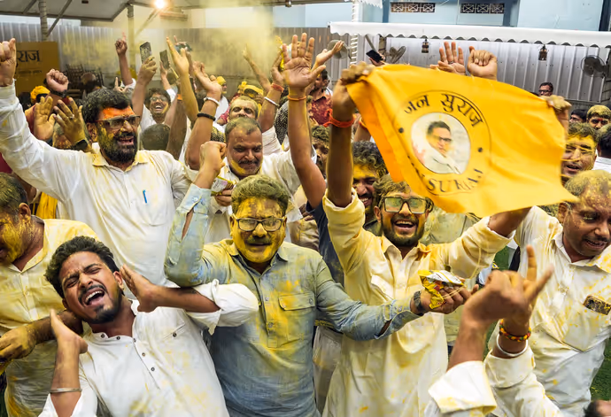 Bankipur: जीत के बाद प्रशांत किशोर ने यूं मनाया जश्न, पत्नी ने बांटी मिठाई, 8 तस्वीरों में जनसुराज की जीत का जश्न