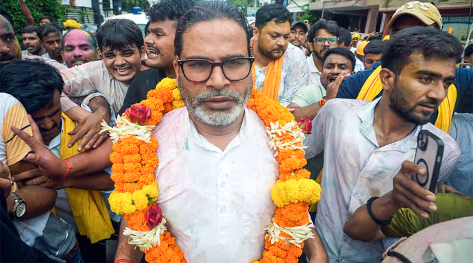 Bankipur: जीत के बाद प्रशांत किशोर ने यूं मनाया जश्न, पत्नी ने बांटी मिठाई, 8 तस्वीरों में जनसुराज की जीत का जश्न