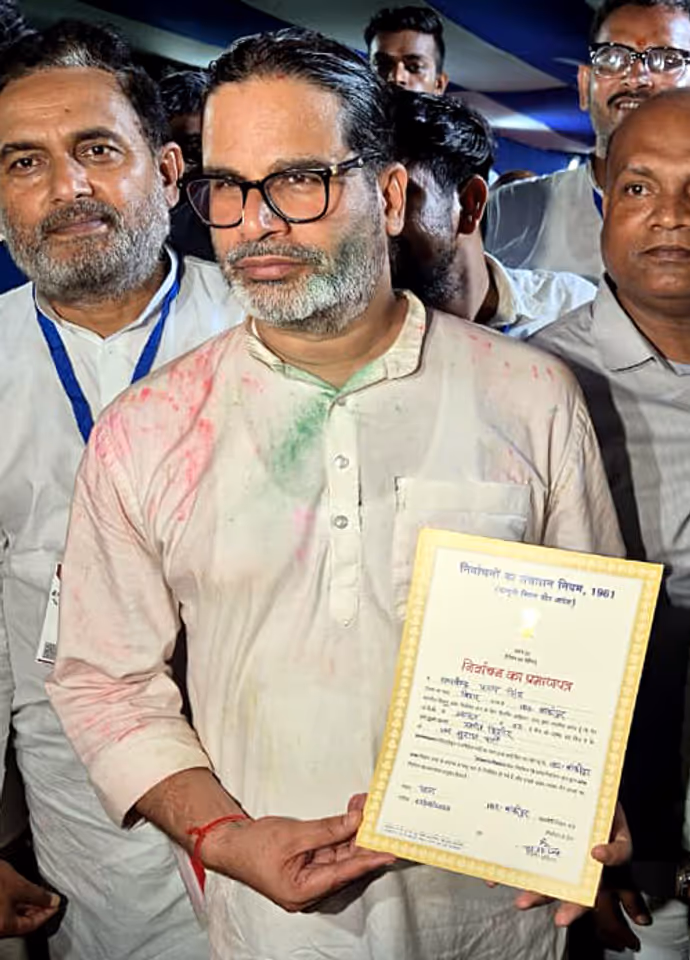 Bankipur: जीत के बाद प्रशांत किशोर ने यूं मनाया जश्न, पत्नी ने बांटी मिठाई, 8 तस्वीरों में जनसुराज की जीत का जश्न