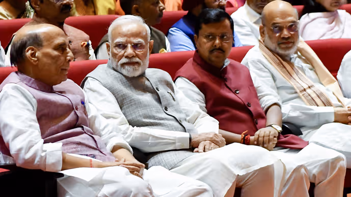 BJP का 'मंगल मिलन': चेहरों पर टेंशन, गायब मुस्कान..बहुत कुछ कह रहीं ये 8 तस्वीरें