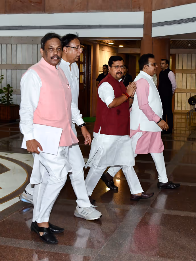 BJP का 'मंगल मिलन': चेहरों पर टेंशन, गायब मुस्कान..बहुत कुछ कह रहीं ये 8 तस्वीरें