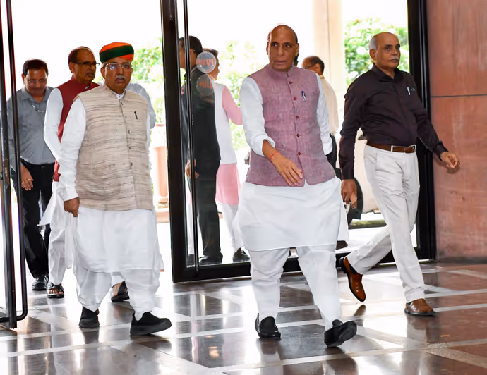 BJP का 'मंगल मिलन': चेहरों पर टेंशन, गायब मुस्कान..बहुत कुछ कह रहीं ये 8 तस्वीरें