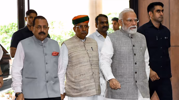 BJP का 'मंगल मिलन': चेहरों पर टेंशन, गायब मुस्कान..बहुत कुछ कह रहीं ये 8 तस्वीरें