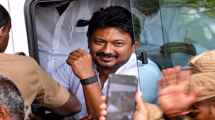 गिरफ्तारी के बाद भी मुस्कुराते रहे स्टालिन, 5 PHOTO में देखें उदयनिधि के चेहरे पर नहीं दिखी शिकन
