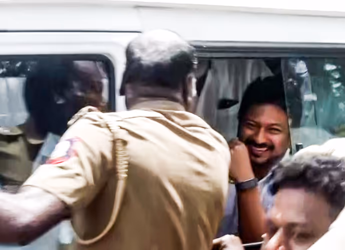 गिरफ्तारी के बाद भी मुस्कुराते रहे स्टालिन, 5 PHOTO में देखें उदयनिधि के चेहरे पर नहीं दिखी शिकन
