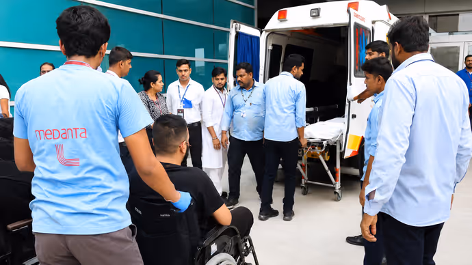 Air India Phuket: फ्लाइट से गए थे एंबुलेंस में लौटे, 5 तस्वीरों में देखिए जख्मी यात्रियों की बुरी हालत