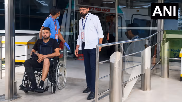 Air India Phuket: फ्लाइट से गए थे एंबुलेंस में लौटे, 5 तस्वीरों में देखिए जख्मी यात्रियों की बुरी हालत