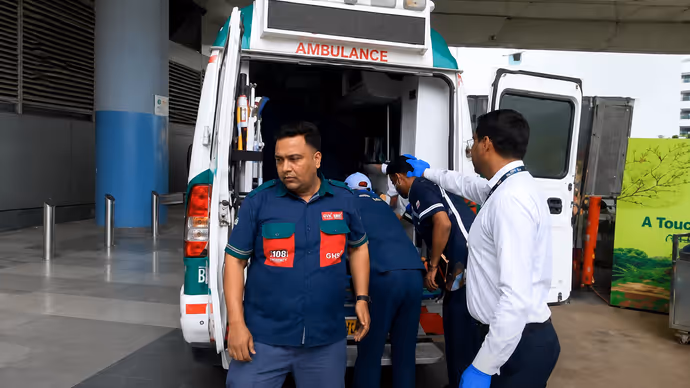 Air India Phuket: फ्लाइट से गए थे एंबुलेंस में लौटे, 5 तस्वीरों में देखिए जख्मी यात्रियों की बुरी हालत