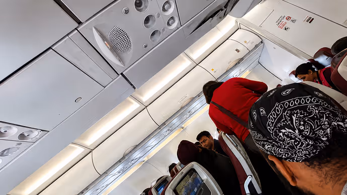 Air India Phuket: फ्लाइट से गए थे एंबुलेंस में लौटे, 5 तस्वीरों में देखिए जख्मी यात्रियों की बुरी हालत