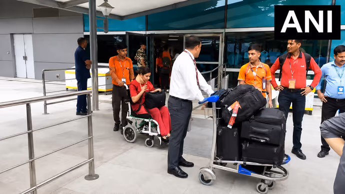 Air India Phuket: फ्लाइट से गए थे एंबुलेंस में लौटे, 5 तस्वीरों में देखिए जख्मी यात्रियों की बुरी हालत