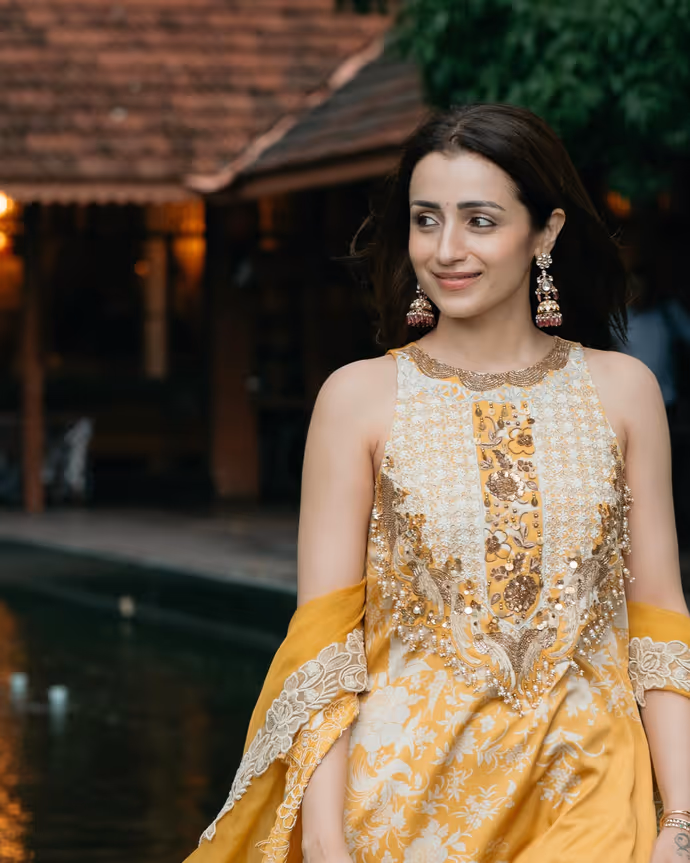 कितनी अमीर हैं तृषा कृष्णन? 10 PHOTO में नेटवर्थ, फीस पढ़ाई, करियर की पूरी कहानी