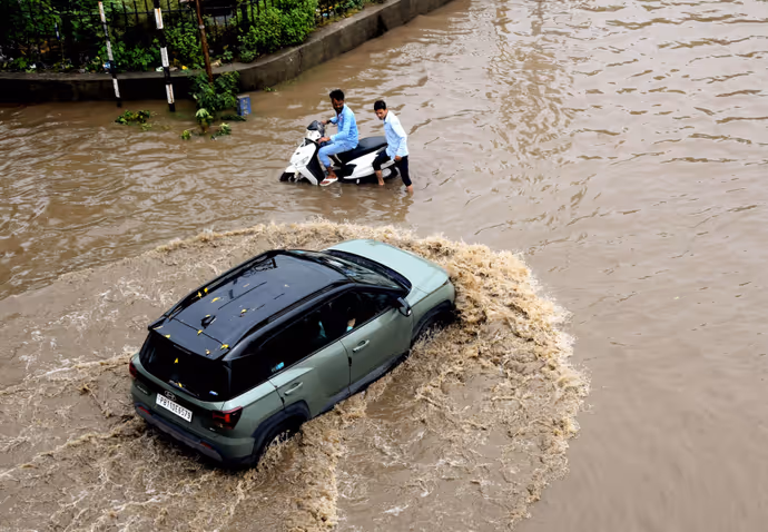 बाढ़ से तबाही की 10 खौफनाक तस्वीरें: कहीं रिक्शे पर रिस्की सफर तो कहीं कारों पर गिरा पेड़