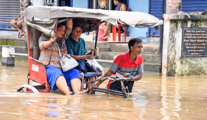 बाढ़ से तबाही की 10 खौफनाक तस्वीरें: कहीं रिक्शे पर रिस्की सफर तो कहीं कारों पर गिरा पेड़