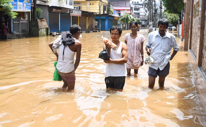 बाढ़ से तबाही की 10 खौफनाक तस्वीरें: कहीं रिक्शे पर रिस्की सफर तो कहीं कारों पर गिरा पेड़