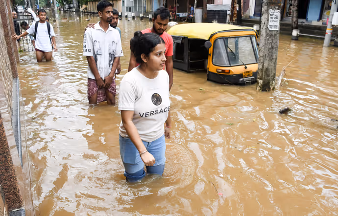 बाढ़ से तबाही की 10 खौफनाक तस्वीरें: कहीं रिक्शे पर रिस्की सफर तो कहीं कारों पर गिरा पेड़