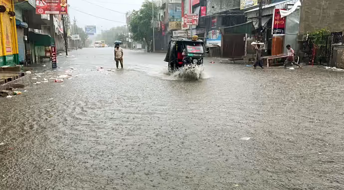 बाढ़ से तबाही की 10 खौफनाक तस्वीरें: कहीं रिक्शे पर रिस्की सफर तो कहीं कारों पर गिरा पेड़