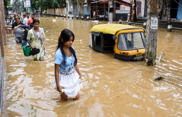 बाढ़ से तबाही की 10 खौफनाक तस्वीरें: कहीं रिक्शे पर रिस्की सफर तो कहीं कारों पर गिरा पेड़