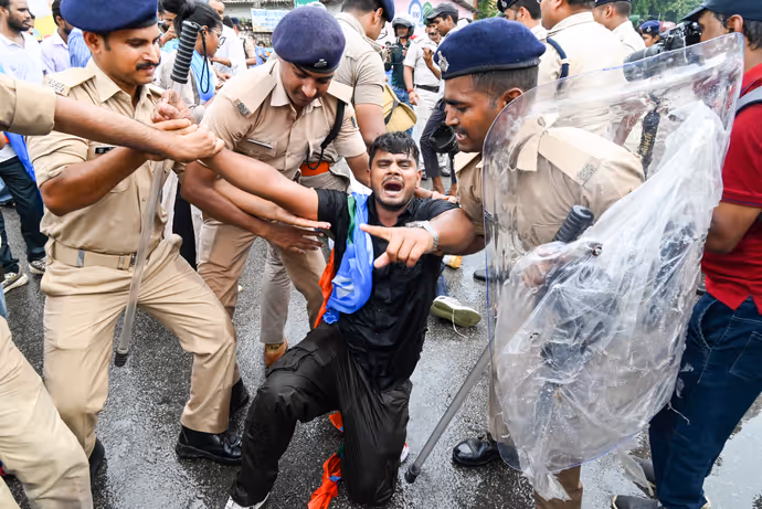 किसी को घसीटा तो किसी पर बरसाया वाटर कैनन, 5 PHOTO में पटना पुलिस का 'सिंघम' वाला एक्शन