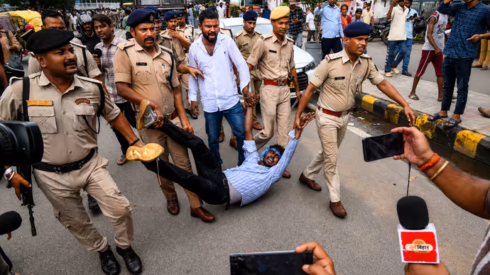 किसी को घसीटा तो किसी पर बरसाया वाटर कैनन, 5 PHOTO में पटना पुलिस का 'सिंघम' वाला एक्शन