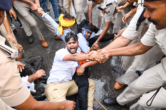 किसी को घसीटा तो किसी पर बरसाया वाटर कैनन, 5 PHOTO में पटना पुलिस का 'सिंघम' वाला एक्शन