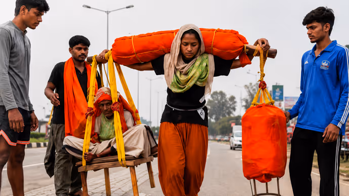कांवड़ यात्रा की 6 अजब-गजब फोटो: कहीं सास को बैठा चल रही बहू तो कहीं दादी को कंधों पर ले जा रहे पोते