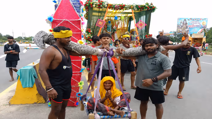 कांवड़ यात्रा की 6 अजब-गजब फोटो: कहीं सास को बैठा चल रही बहू तो कहीं दादी को कंधों पर ले जा रहे पोते
