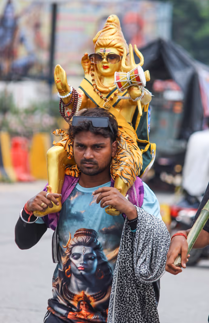 कांवड़ यात्रा की 6 अजब-गजब फोटो: कहीं सास को बैठा चल रही बहू तो कहीं दादी को कंधों पर ले जा रहे पोते