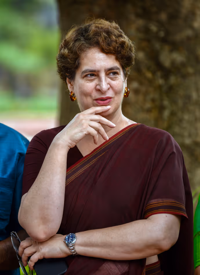संसद परिसर में प्रियंका गांधी के डिफरेंट मूड की 5 PHOTOS, कभी पकड़ा माथा-कभी मुस्कुराती दिखीं