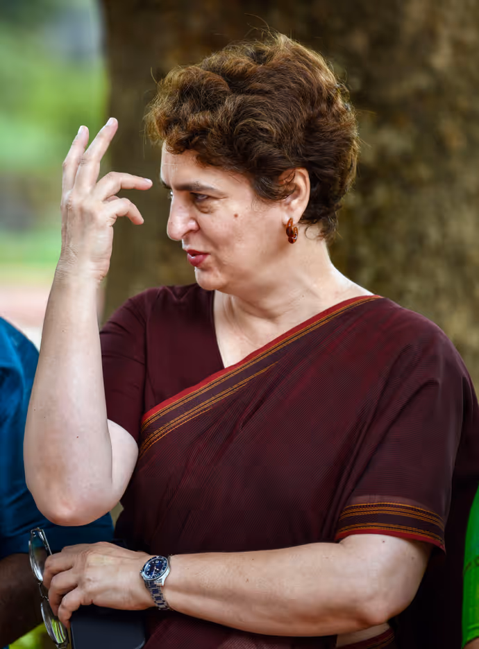 संसद परिसर में प्रियंका गांधी के डिफरेंट मूड की 5 PHOTOS, कभी पकड़ा माथा-कभी मुस्कुराती दिखीं
