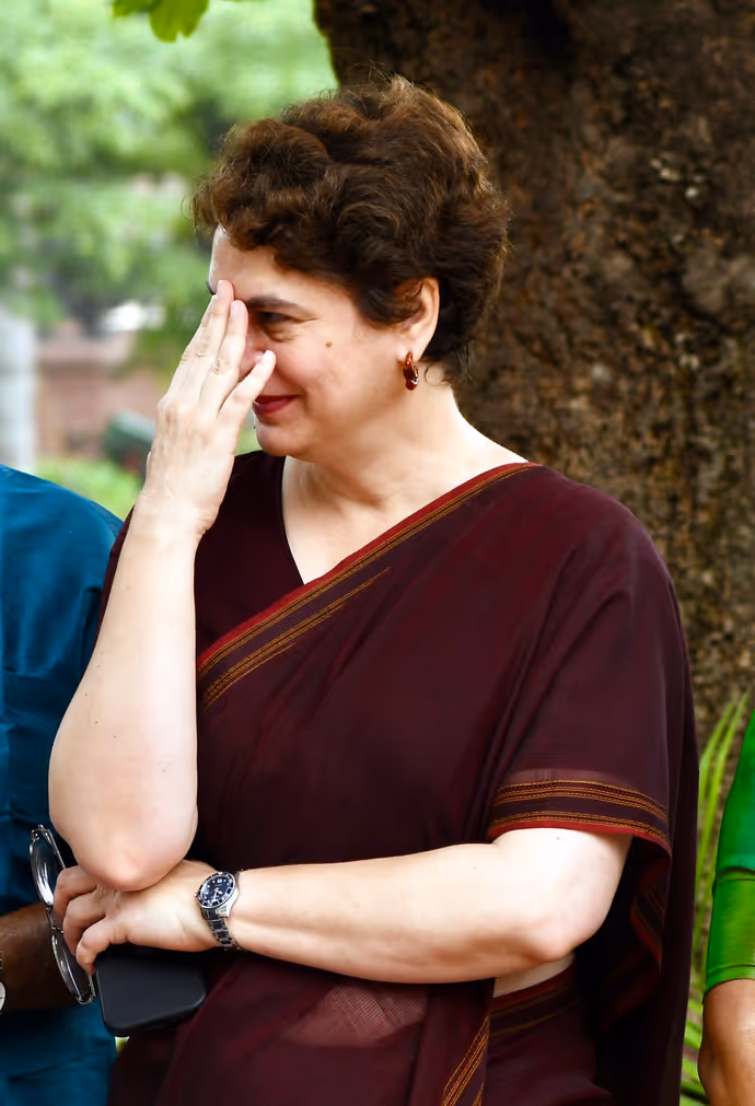 संसद परिसर में प्रियंका गांधी के डिफरेंट मूड की 5 PHOTOS, कभी पकड़ा माथा-कभी मुस्कुराती दिखीं