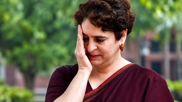 संसद परिसर में प्रियंका गांधी के डिफरेंट मूड की 5 PHOTOS, कभी पकड़ा माथा-कभी मुस्कुराती दिखीं