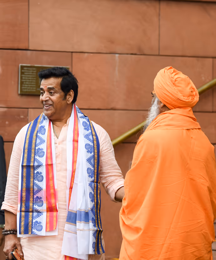 संसद परिसर की 10 अजब-गजब तस्वीरः साड़ी में गजब लगीं क्रिकेटर रिंकू सिंह की मैडम, धोती-कुर्ता में छा गए रवि किशन