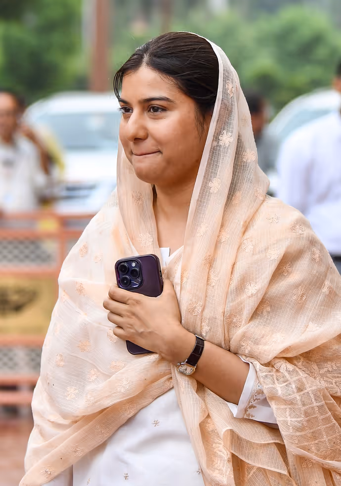 संसद परिसर की 10 अजब-गजब तस्वीरः साड़ी में गजब लगीं क्रिकेटर रिंकू सिंह की मैडम, धोती-कुर्ता में छा गए रवि किशन
